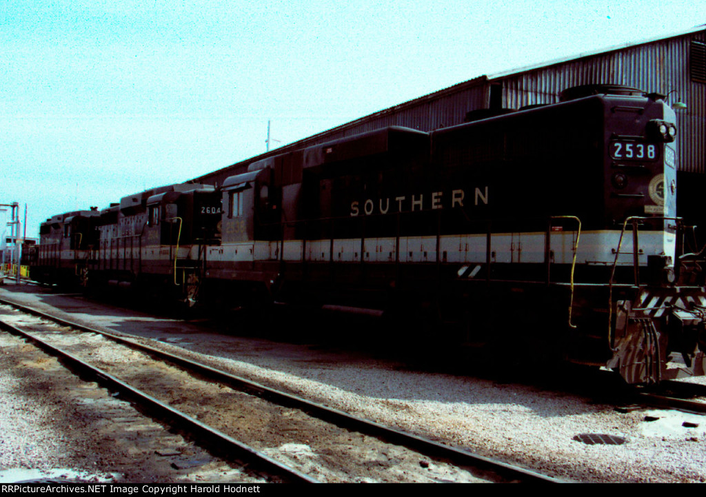 SOU 2538, 2604 & 2610 in Glenwood Yard